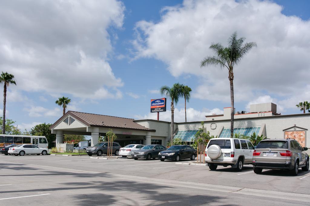 Howard Johnson By Wyndham Fullerton/Anaheim Conference Cntr Extérieur photo