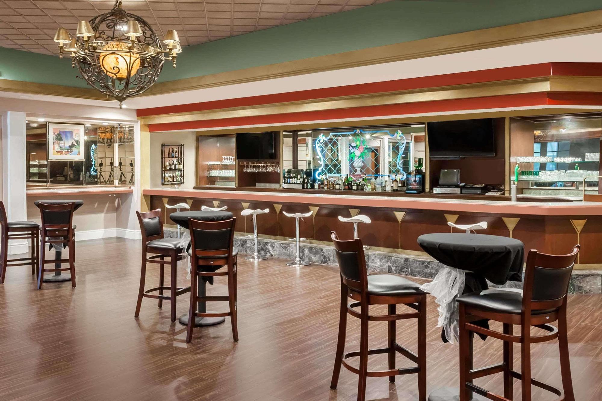 Howard Johnson By Wyndham Fullerton/Anaheim Conference Cntr Extérieur photo