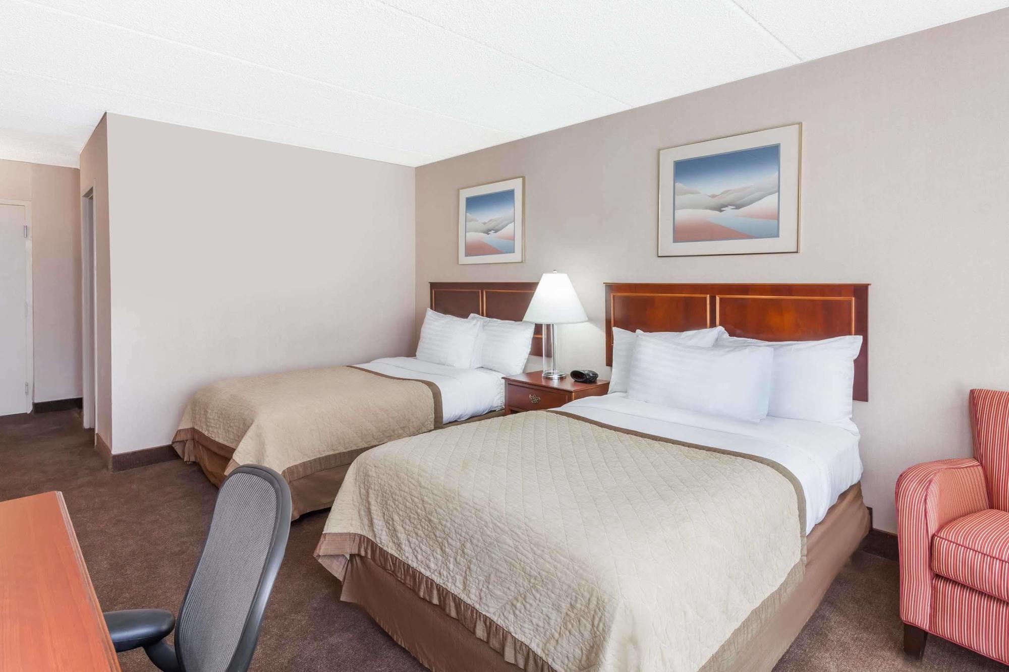 Howard Johnson By Wyndham Fullerton/Anaheim Conference Cntr Extérieur photo
